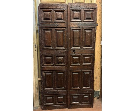 PTCI570 - Walnut door, two leaves, 15th/16th century, opening size cm W 99 x H 192