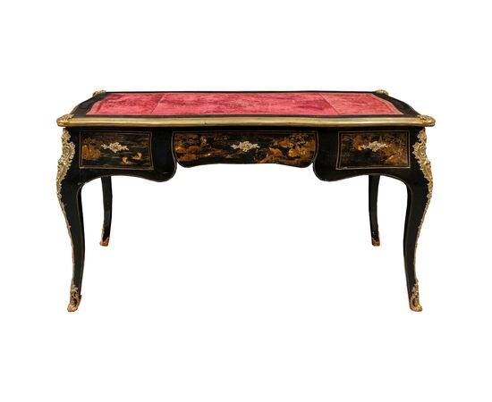 Scrivania Bureau Plat in legno laccato “a Chinoiserie” e applicazioni in bronzo dorato. Parigi, seconda metà XIX secolo.