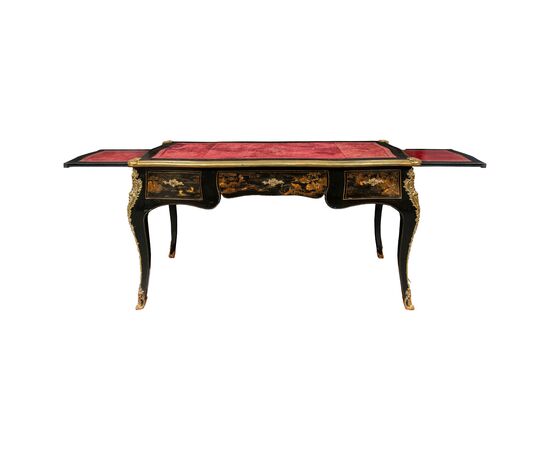 Scrivania Bureau Plat in legno laccato “a Chinoiserie” e applicazioni in bronzo dorato. Parigi, seconda metà XIX secolo.