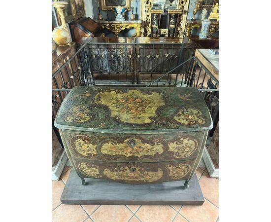 
Cassettone Veneziano Luigi XV laccato e dipinto, XVIII sec.