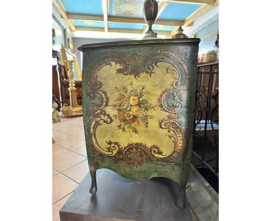 
Cassettone Veneziano Luigi XV laccato e dipinto, XVIII sec.