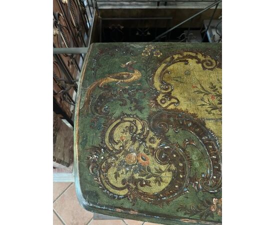 
Cassettone Veneziano Luigi XV laccato e dipinto, XVIII sec.