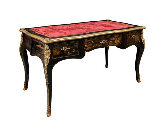 Scrivania Bureau Plat in legno laccato “a Chinoiserie” e applicazioni in bronzo dorato. Parigi, seconda metà XIX secolo.