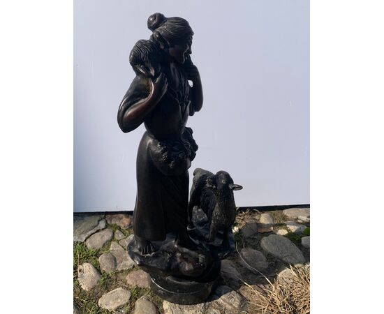 Scultura in bronzo - Pastorella con pecore. Italia, fine XIX secolo.