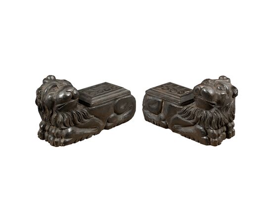 Pair of carved wooden sculptures - Archaic lions. Italy, 18th century.