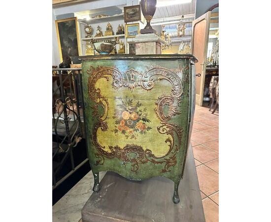 
Cassettone Veneziano Luigi XV laccato e dipinto, XVIII sec.