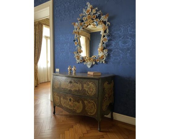 
Cassettone Veneziano Luigi XV laccato e dipinto, XVIII sec.