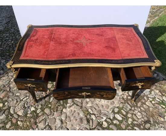 Scrivania Bureau Plat in legno laccato “a Chinoiserie” e applicazioni in bronzo dorato. Parigi, seconda metà XIX secolo.