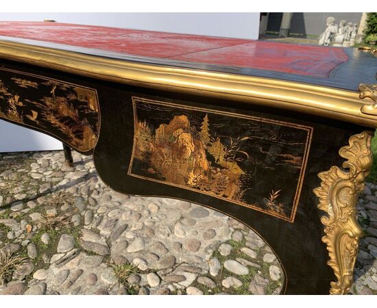 Scrivania Bureau Plat in legno laccato “a Chinoiserie” e applicazioni in bronzo dorato. Parigi, seconda metà XIX secolo.