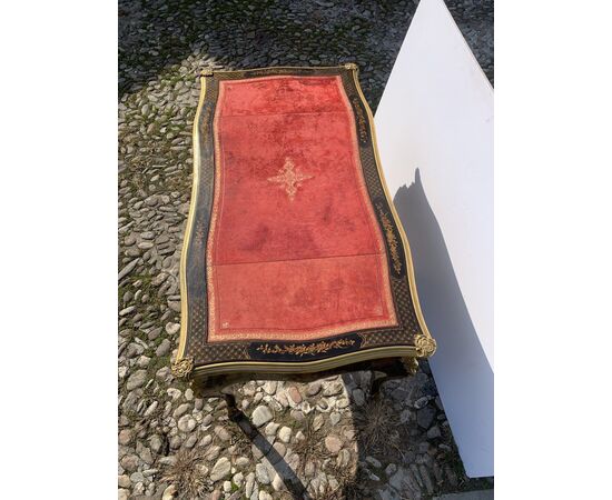 Scrivania Bureau Plat in legno laccato “a Chinoiserie” e applicazioni in bronzo dorato. Parigi, seconda metà XIX secolo.