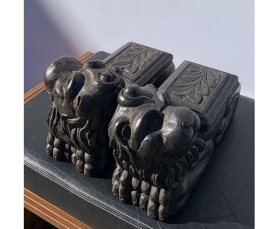 Pair of carved wooden sculptures - Archaic lions. Italy, 18th century.