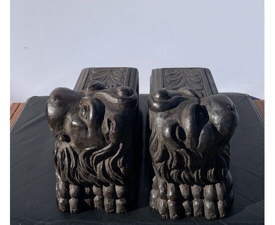 Pair of carved wooden sculptures - Archaic lions. Italy, 18th century.