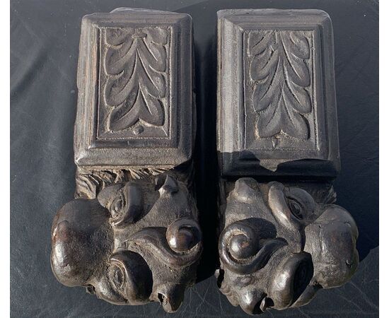 Pair of carved wooden sculptures - Archaic lions. Italy, 18th century.