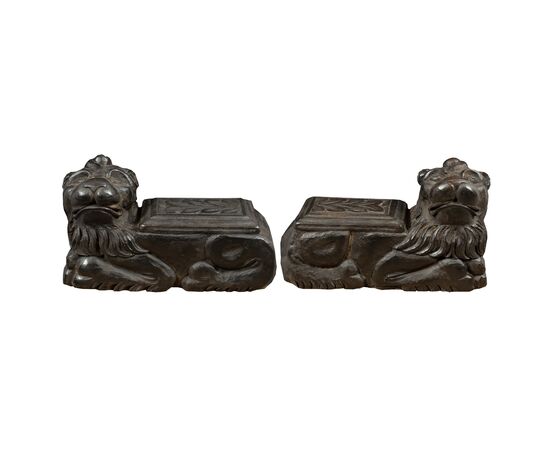 Pair of carved wooden sculptures - Archaic lions. Italy, 18th century.