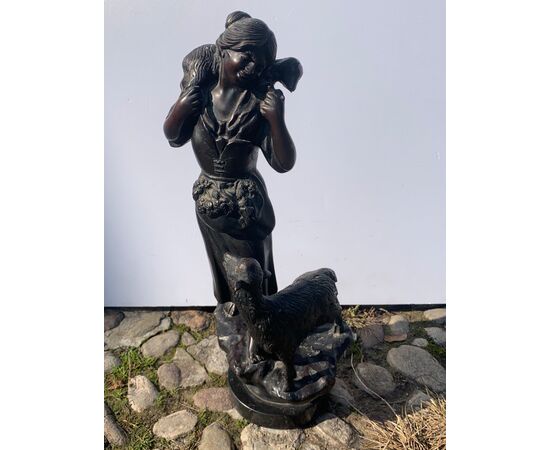 Scultura in bronzo - Pastorella con pecore. Italia, fine XIX secolo.
