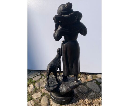 Scultura in bronzo - Pastorella con pecore. Italia, fine XIX secolo.