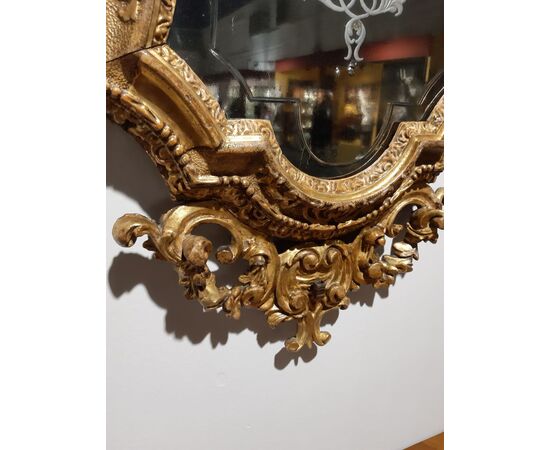Specchiera veneziana  intagliata e  dorata 