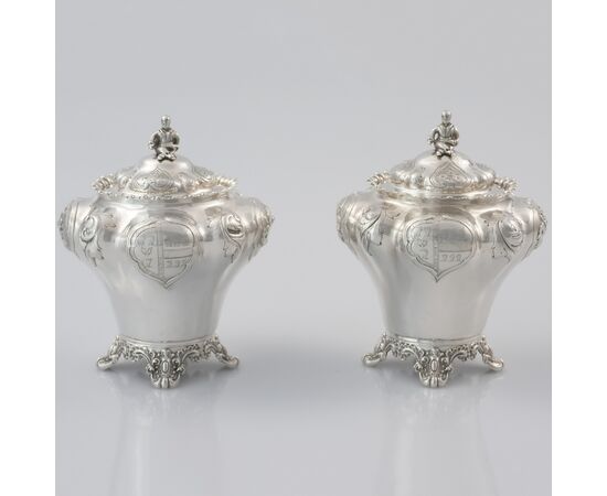 Coppia di zuccheriere con coperchi in argento sterling Regina Vittoria, J E Terrey & Co (John Edward Terry), Londra, 1840