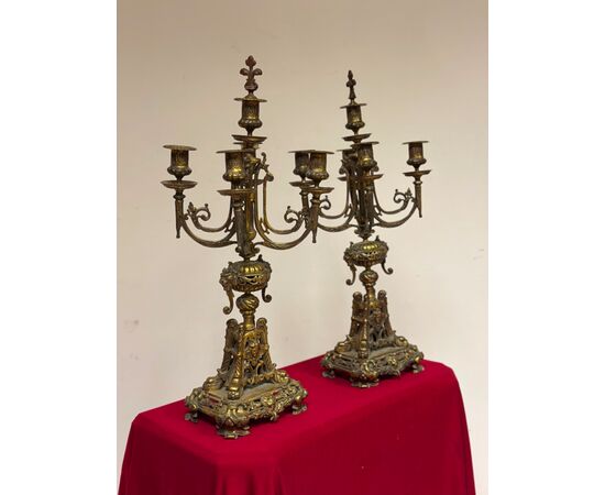 Coppia di candelieri in bronzo dorato . XIX secolo.