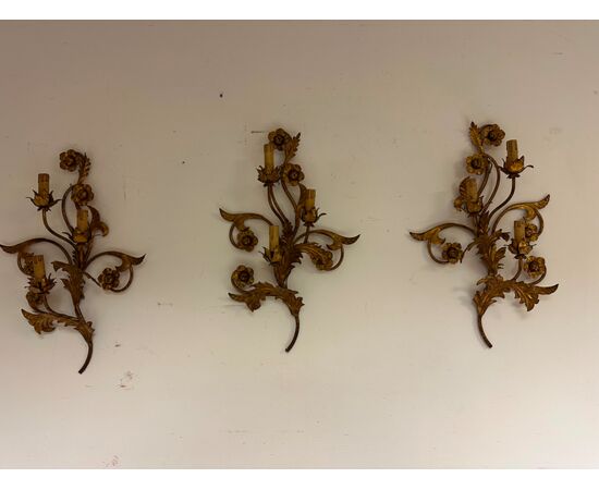 Tre appliques in metallo dorato a motivi floreali. XIX secolo