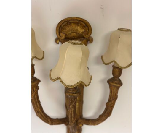 Grande applique Luigi XVI in legno intagliato e dorato