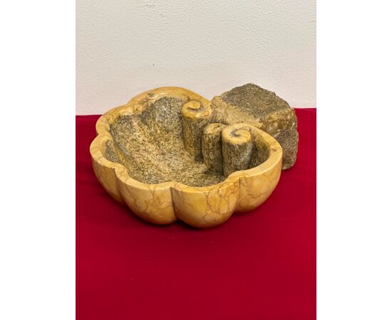 Acquasantiera in marmo giallo Siena . XIX secolo