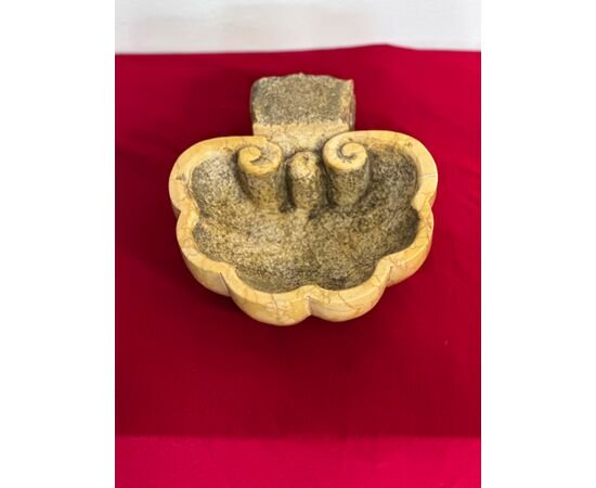 Acquasantiera in marmo giallo Siena . XIX secolo