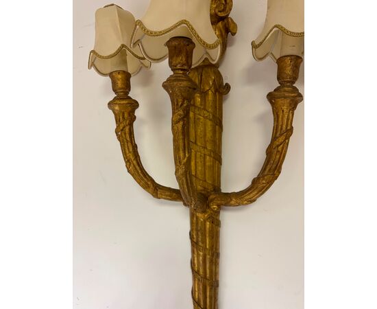 Grande applique Luigi XVI in legno intagliato e dorato