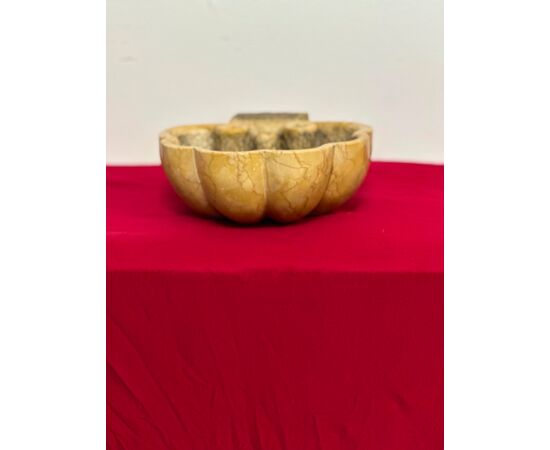 Acquasantiera in marmo giallo Siena . XIX secolo