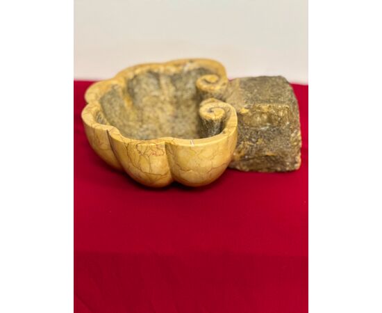 Acquasantiera in marmo giallo Siena . XIX secolo