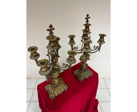 Coppia di candelieri in bronzo dorato . XIX secolo.