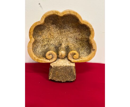 Acquasantiera in marmo giallo Siena . XIX secolo