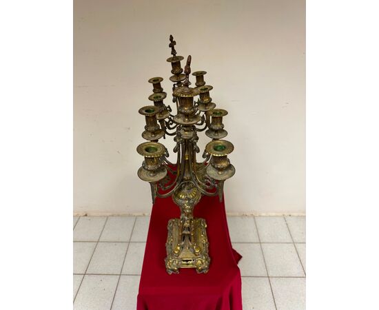 Coppia di candelieri in bronzo dorato . XIX secolo.