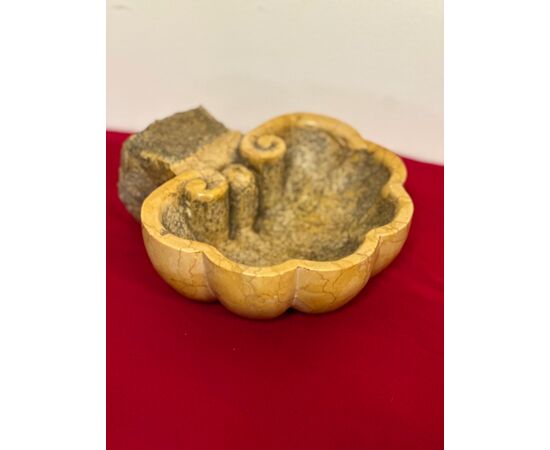 Acquasantiera in marmo giallo Siena . XIX secolo