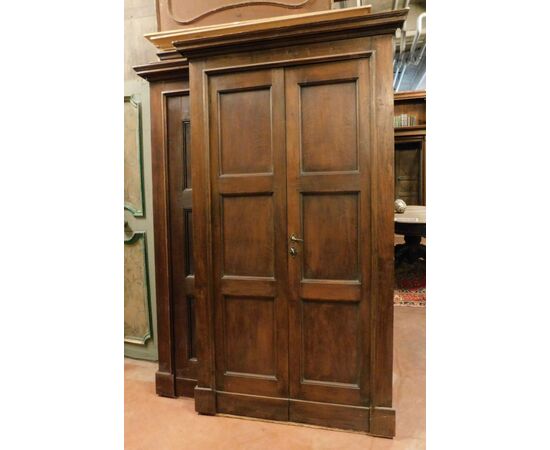 pts 665 n. 4 similar doors in walnut with two doors with frame, various sizes     