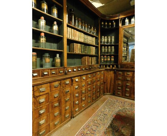 lib89 pharmacy in nineteenth-century walnut, mis. h 275 cm, angle 380 x 190 146     