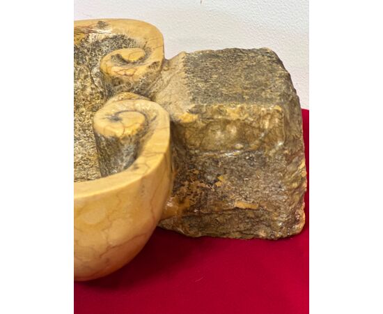 Acquasantiera in marmo giallo Siena . XIX secolo