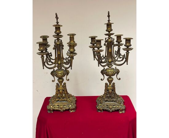 Coppia di candelieri in bronzo dorato . XIX secolo.