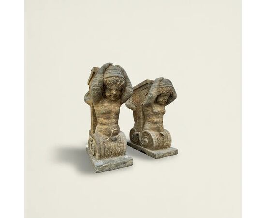 
Coppia di basamenti in peperino con Atlanti, XIX secolo