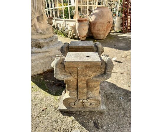 
Coppia di basamenti in peperino con Atlanti, XIX secolo