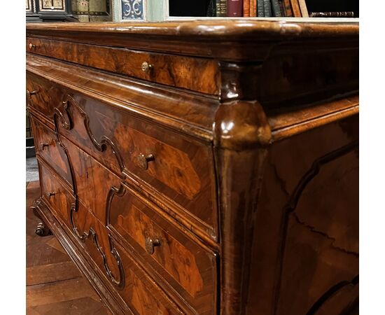 ARM260 - Elegant Lombard chest of drawers in walnut and walnut veneer, 17th century, dimensions cm W 122 x H 86 x D 63