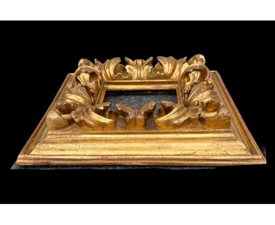 Carved and gilded wooden frame.