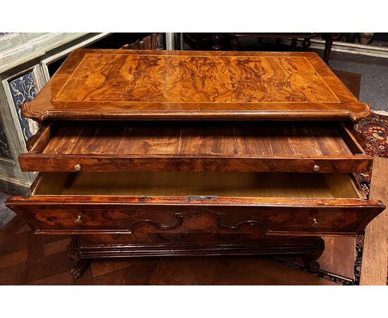 ARM260 - Elegant Lombard chest of drawers in walnut and walnut veneer, 17th century, dimensions cm W 122 x H 86 x D 63