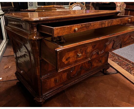 ARM260 - Elegant Lombard chest of drawers in walnut and walnut veneer, 17th century, dimensions cm W 122 x H 86 x D 63