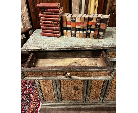 ARM261 - Antica credenza laccata, epoca '700, misure cm L 145 x H 100 x P 47