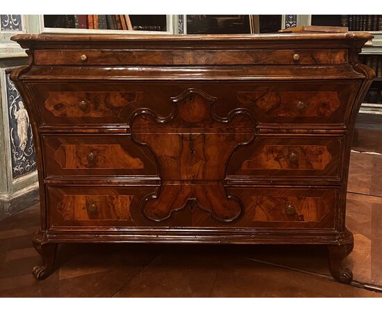 ARM260 - Elegant Lombard chest of drawers in walnut and walnut veneer, 17th century, dimensions cm W 122 x H 86 x D 63