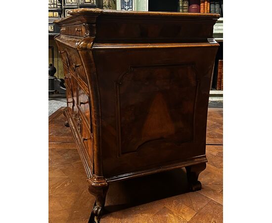 ARM260 - Elegant Lombard chest of drawers in walnut and walnut veneer, 17th century, dimensions cm W 122 x H 86 x D 63