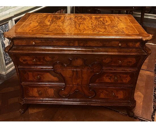 ARM260 - Elegant Lombard chest of drawers in walnut and walnut veneer, 17th century, dimensions cm W 122 x H 86 x D 63