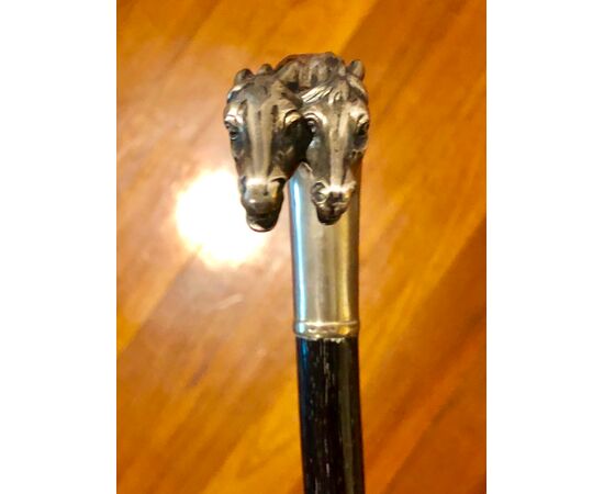 Bastone con impugnatura in argento raffigurante due teste di cavallo.Canna in ebano