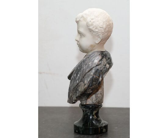 Busto in marmo raffigurante bambino